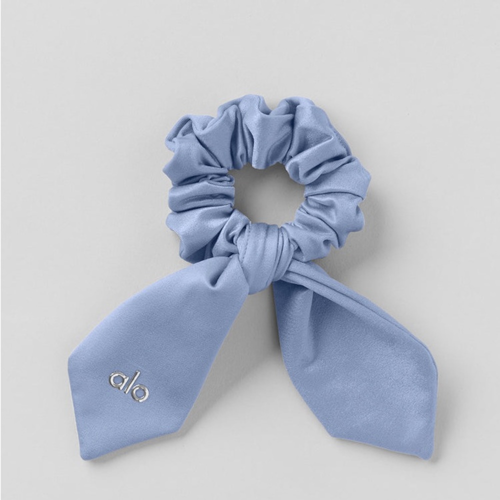 Alo Yoga Airlift Rhythm Scrunchie In Winter Frost
